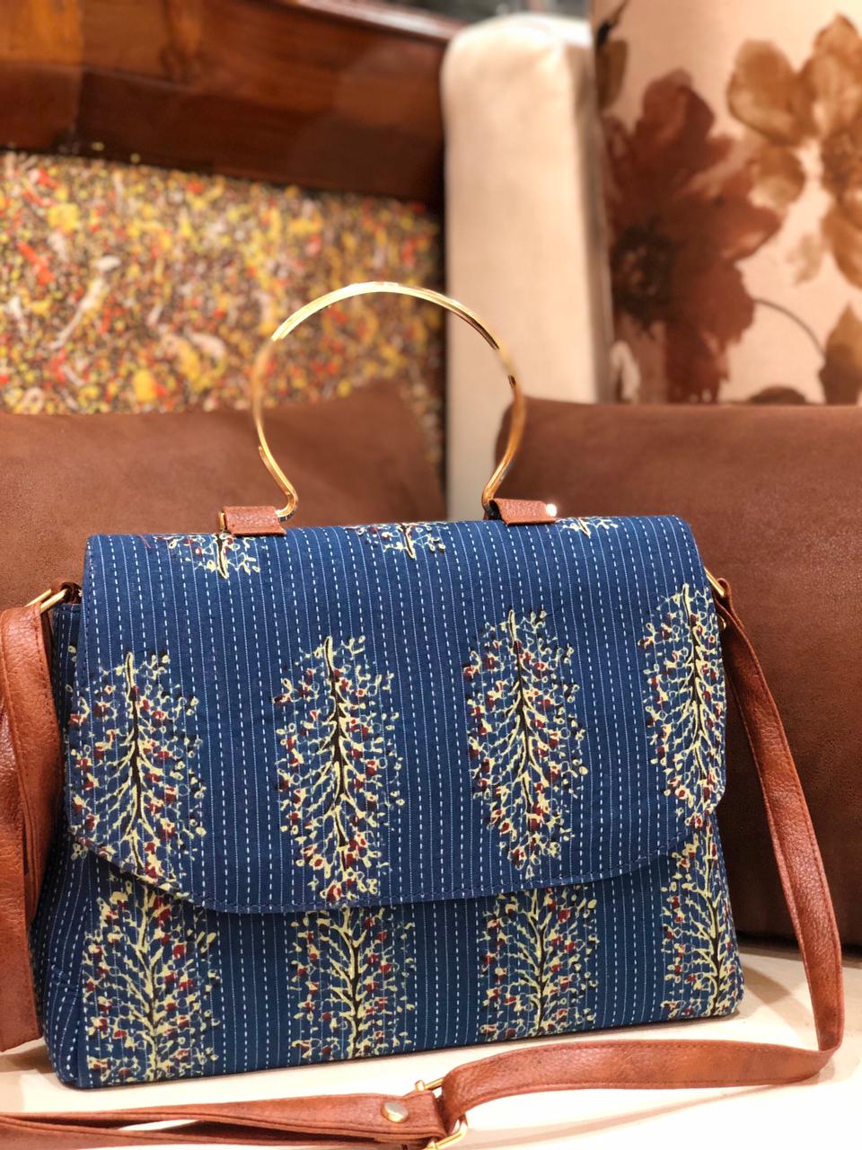 THE BOX SLING